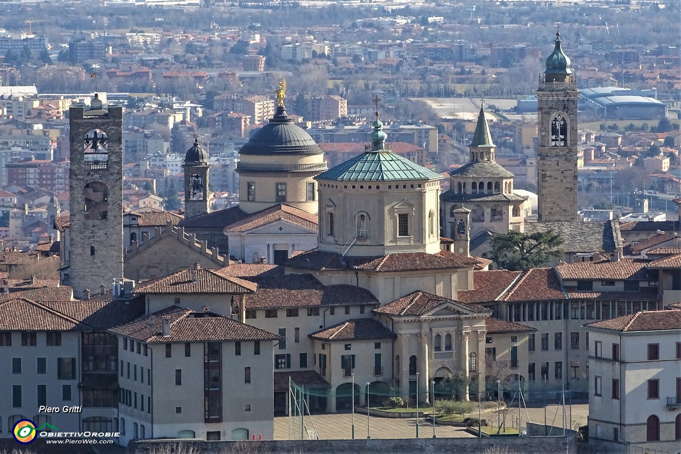 43 Da San Vigilio-stazione funicolare vista panoramica zoomata  su Citta Alta.JPG